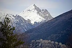 Vue de la face ouest du sommet avec la barrière de l'Esseillon en premier plan.