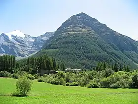 Vue sur la pointe de Tierce depuis Villaron au nord de Bessans.