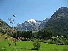 Vue sur la pointe de Charbonnel depuis Villaron au nord de Bessans.