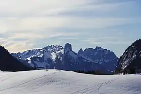 Vue depuis le plateau des Glières au nord de l'arête Couturier à gauche du vallon du Lindion qui le sépare de la dent du Cruet (au centre).