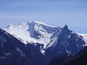 Les Trois Aiguilles ou pointe de Mandallaz avec à droite l'aiguille de Manigod vues depuis l'ouest.