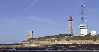 À la pointe ouest de l'Île de Ré, le phare des Baleines, l'ancienne tour et le sémaphore de la Marine nationale.