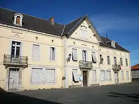 Mairie. À gauche, l'ancienne école publique de filles ; à droite, l'ancienne école publique de garçons devenue bibliothèque municipale