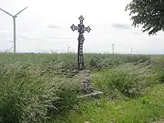 Éoliennes au sud de Poinville avec une croix où passe le chemin de Saint-Jacques.
