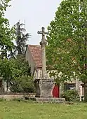 Calvaire à l'entrée du bourg.