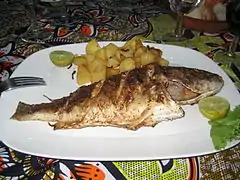 Poisson barbecue et frites de pommes.