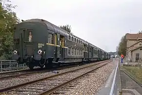 Train spécial composé de voitures à deux niveaux ex-État, en septembre 1982.