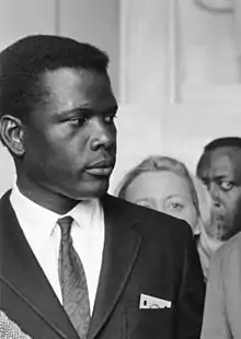 Sidney Poitier, premier Afro-Américain à remporter oscar (meilleur acteur) en 1963 et un Golden Globe (meilleur acteur dans un film dramatique) en 1964 pour son rôle dans Le Lys des champs.