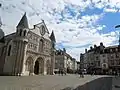 Le marché de Poitiers se tient au pied de Notre-Dame-la-Grande.