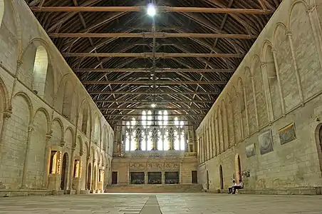 Aula début XIIIe du Palais des Ducs d'Aquitaine, jusqu'il y a peu salle des Pas-Perdus du tribunal de Poitiers.