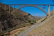 Ce pont est situé sur la ligne internationale de Tabriz à Van (Turquie). Cela n'a rien à voir avec la ligne du Trans-Iranien qui est à des centaines de km de là.