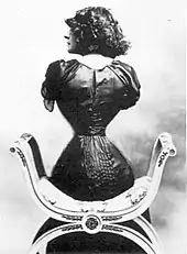 Polaire montrant sa taille de guêpe vers 1900.