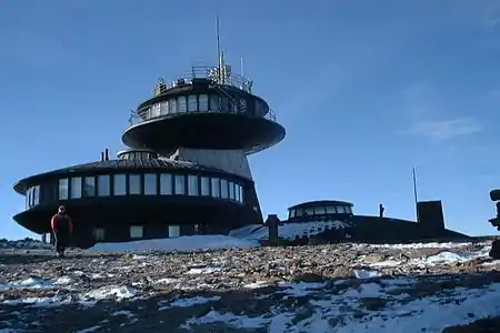 Le bâtiment du nouvel observatoire vu de l’est.