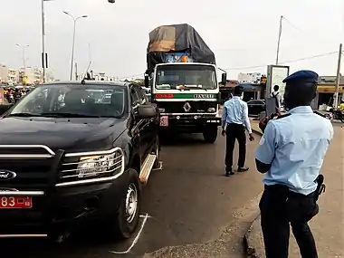 Policiers béninois lors d'un constat d'accident automobile à Cotonou.