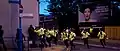 Charge de bobbies sur des manifestants cagoulés à Pitlake (Croydon), la nuit du 8 août (21 h).
