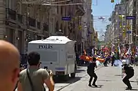 1er juin, la police tire des gaz lacrymogènes sur Istiklal Caddesi.