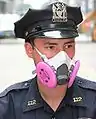 Policier new-yorkais portant un masque filtrant de protection.