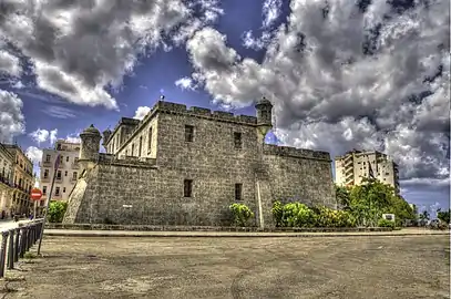 Le commandement général de la Police à La Havane (Bien qu'il semble très ancien, le bâtiment où la Police de La Havane a son siège, a été construit en 1939, dans le style d'une ancienne forteresse espagnole).