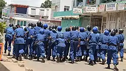 Description de l'image Policiers burundais pourchassent des manifestants qui protestent contre un 3e mandat du président Pierre Nkurunziza, vendredi 17 avril 2015.jpg.