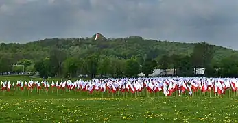 Le monticule de Kosciuszko, vu du parc Błonia de Cracovie, Fête du drapeau national polonais (2 mai 2019)