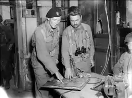 Officiers polonais (lieutenant Klaptocz) et canadien (major Leonard Dull), tous deux membres de la 1re Armée canadienne, lors la fermeture de la poche de Falaise - Chambois.