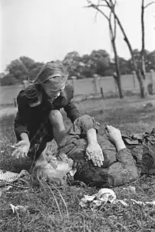 Le 13 septembre 1939, à Varsovie, une jeune Polonaise pleure sa sœur tuée par un raid aérien de la Luftwaffe. Photo de Julien Bryan.