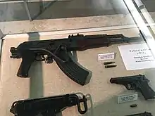Fusil d'assaut Kalachnikov KmS-72, Pistolet 1001 et pistolet-mitrailleur Skorpion.