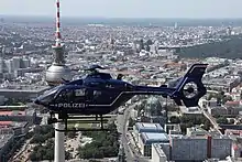 Hélicoptère Eurocopter EC135 devant la tour de la télévision.