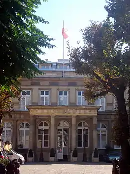 Photo en couleur d'une partie de façade avant d'un hôtel particulier avec son péristyle.