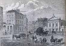 gravure, grande place avec véhicules, cavaliers, enfants. À gauche, bâtiment imposant, à droite, église à colonnes