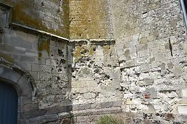 Traces d'éclats d'obus de la Première Guerre mondiale sur la base du clocher.