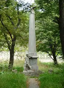 Monument aux morts en forme d'obélisque