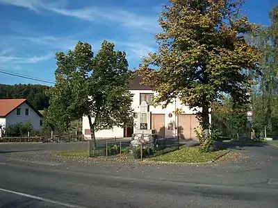 Monument aux morts et mairie.