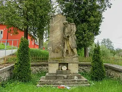 Monuments aux morts à Ostrov.