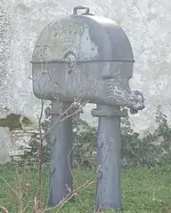 Ancienne pompe à eau rue de St Rémi (vu de profil)