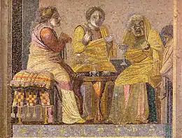 Trois femmes sont assises autour d'une table ; les deux plus jeunes sont tournées vers une plus vieille, qui tient une coupe à la main