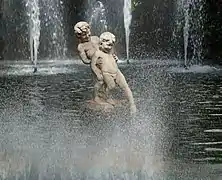 La statue de deux jeunes garçons dans des jeux d'eau au Jardim Municipal do Funchal (pt). Mars 2020.