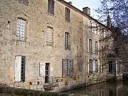 Depuis le pont de la Bassanne : à gauche trois fenêtres du presbytère, à droite façade sud du monastère (déc. 2009)