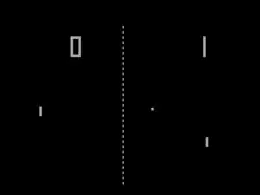 Photo du jeu Pong. On distingue les raquettes de chaque côté, la balle, le filet au centre (un trait en pointillés) et le score en haut de l'écran.