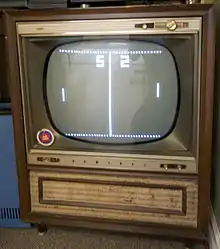 Photo d'une télévision affichant une partie d'un jeu équivalent à Pong.