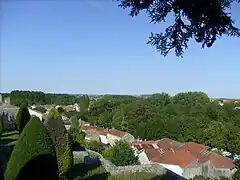 Panorama sur les alentours de la ville depuis les remparts du jardin public de Pons.