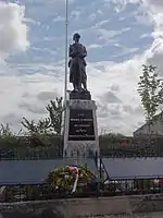 Poilu écrasant l'aigle allemand (d) (monument aux morts)