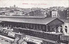 La ville est raccordée au chemin de fer en 1857, avec l'ouverture de la gare de Béziers, vue ici au début du XXe siècle.