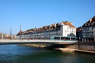 Le pont Battant avec passage d'une rame du tramway de Besançon.