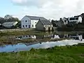 Le pont du fond de la ria du Goyen et le moulin à marée.