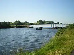 Pont tournant de Colombelles sur le Canal de Caen à la mer (entre Hérouville-Saint-Clair et Colombelles) dans le Calvados.