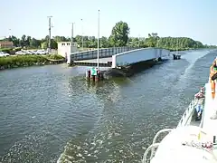 Pont tournant de Colombelles, en position ouverte.