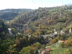 Le « Pont Haut », franchissement de la Bonne par la route Napoléon. De part et d'autre, la route est en lacets sur plusieurs kilomètres.