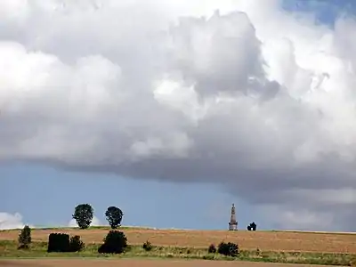 La colonne Faidherbe, dressée sur une petite hauteur dominant le village dans sa vallée.