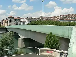 Le pont depuis la rive gauche en 2008, à l'emplacement du départ de l'ancien pont Morand.